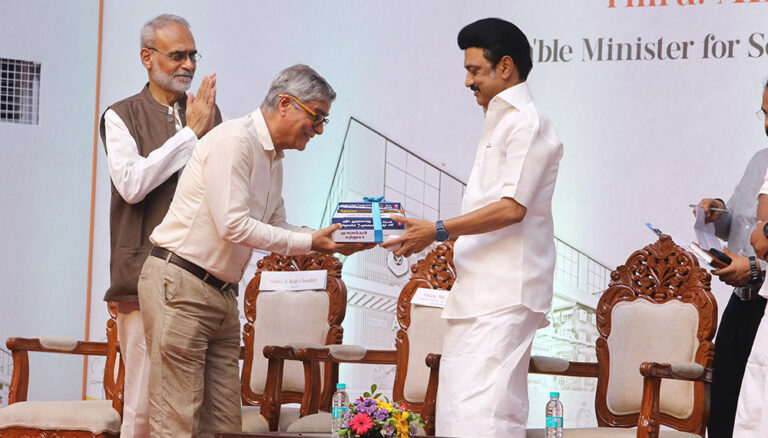 Shri. Ravi Malhotra, Managing Trustee, Arya Samaj Centra Trust Board presents memento to Hon_ble Chief Minister