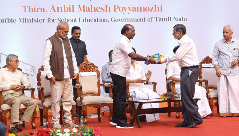 Shri. Vinay Parikh, President, DAV Governing Board presents memento to Shri Ma.Subramanian, Minister for Health and Family Welfare of Tamil Nadu