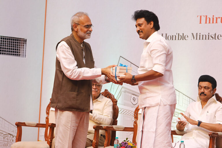 Shri. J Rajiv Choudhry, Senior Board Member presents memento to Shri Anbil Mahesh Poyyamozhi, Minister for School Education of Tamil Nadu